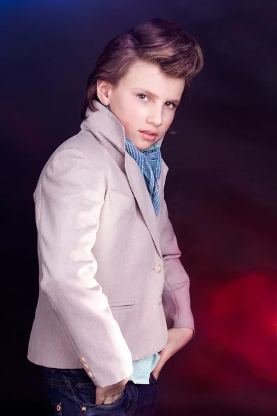 Um rapaz de casaco — Fotografia de Stock