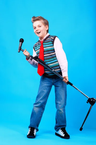 En pojke med mikrofon — Stockfoto