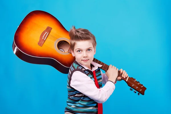 En pojke med gitarr — Stockfoto