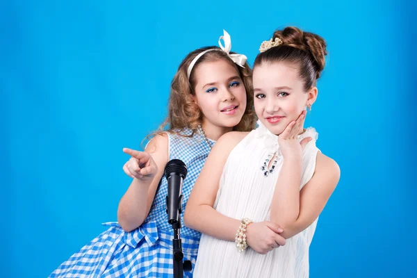 Dwie dziewczyny z mikrofonem — Zdjęcie stockowe