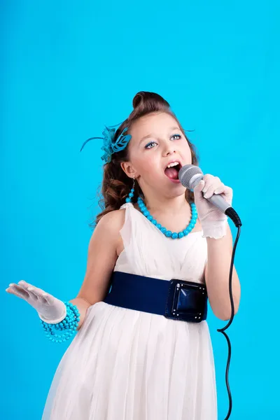 Menina beatifull com microfone — Fotografia de Stock
