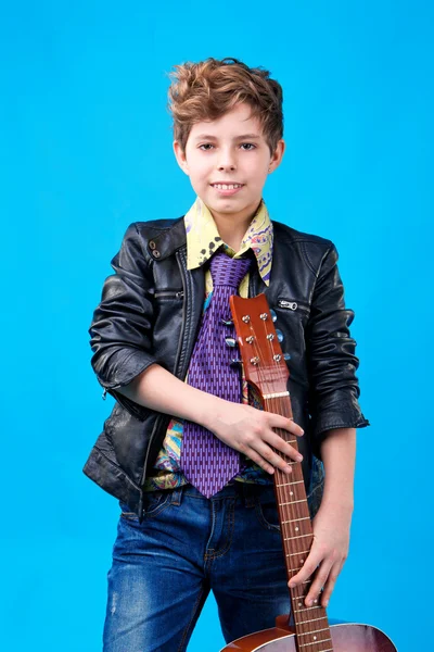 Мальчик с гитарой — стоковое фото
