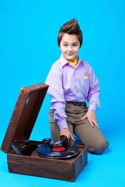 Мальчик с граммофоном — стоковое фото