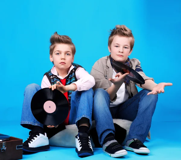 Тео-мальчики с виниловыми пластинками — стоковое фото