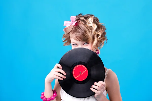 Una ragazza con un disco nero — Foto Stock