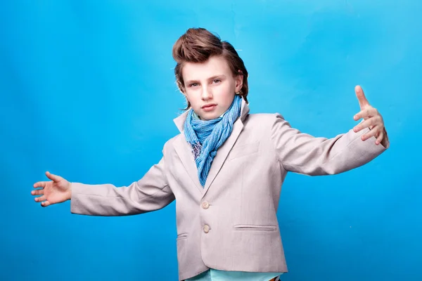 En pojke på blå bakgrund — Stockfoto
