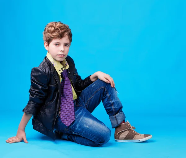 En pojke på blå bakgrund — Stockfoto