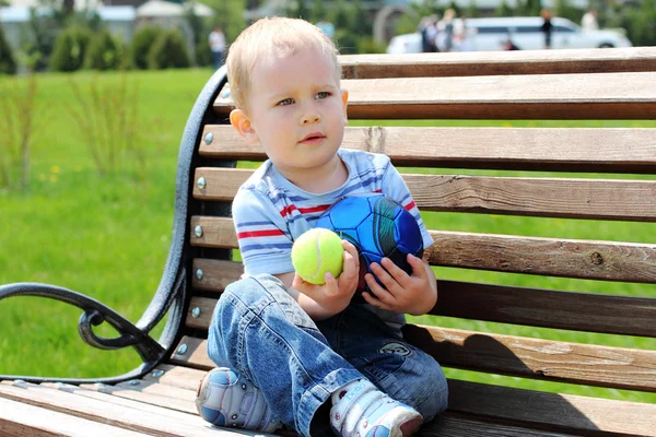 Un petit garçon sur le banc — Photo