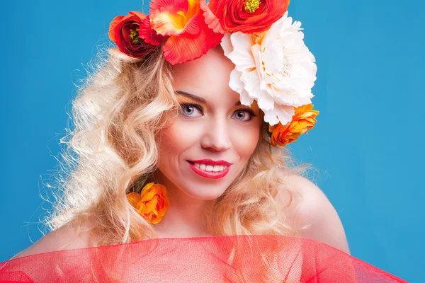 Een romantische vrouw met de rode bloem — Stockfoto