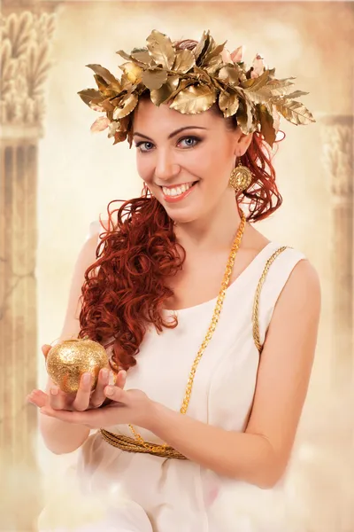 与黄金苹果的希腊女神 — 图库照片