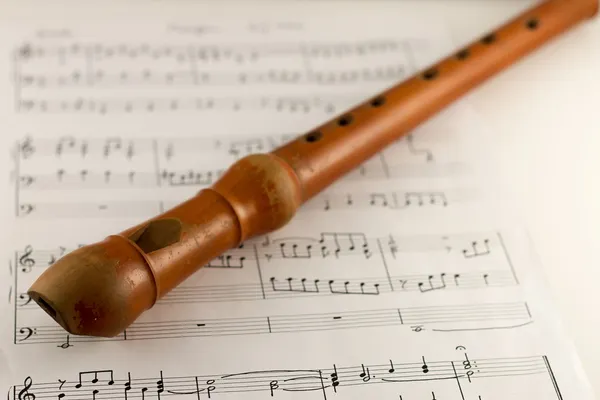 Flauta na partitura — Fotografia de Stock