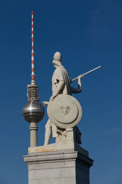 La torre de televisión de Berlín ilusoria siendo tocada por antiguos guerreros —  Fotos de Stock