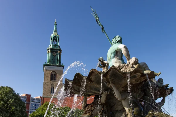 海王星喷泉前 st 玛丽教会在柏林 — 图库照片