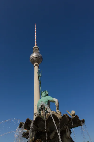 La tour de télévision berlinoise (Fernsehturm) et la fontaine neptune (Neptunbrunnen) ") — Photo