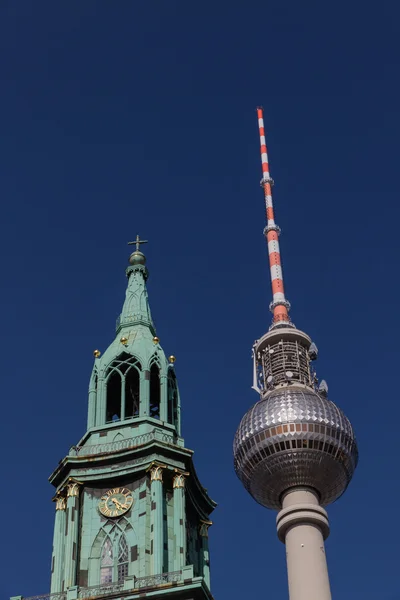 La tour de télévision berlinoise et le clocher de l'église Sainte-Marie — Photo