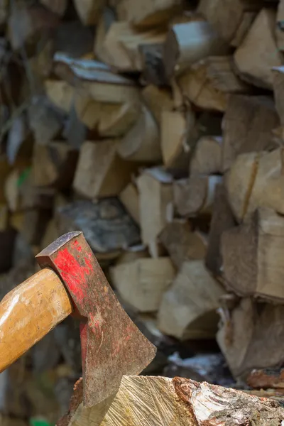 Axe voor een stapel van hout — Stockfoto