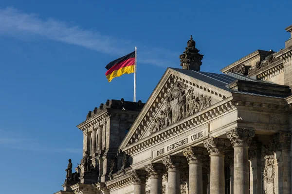 Entrada del Reichstag con bandera e inscripción alemana Imagen de archivo