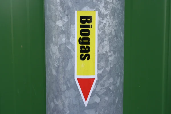 Biogasschild an einem Rohr Stockbild