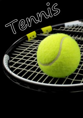 Tenis raketi ve tenis topu siyah arka plan üzerine