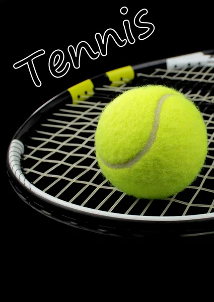 Raquete de tênis e bola de tênis no fundo preto — Fotografia de Stock