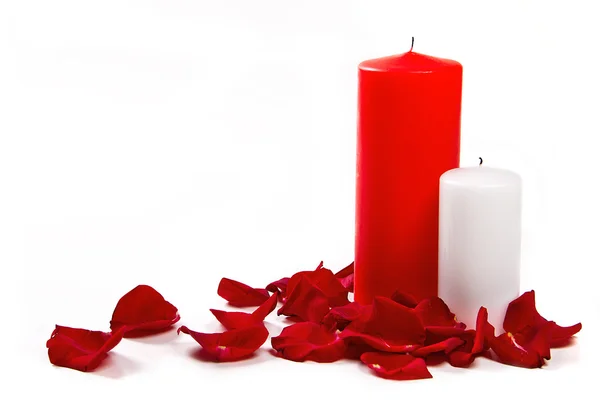 玫瑰花瓣和蜡烛 — 图库照片