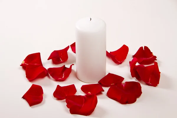 Лепестки роз и свечи — стоковое фото