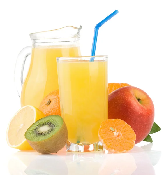 Färsk frukt juice i skivor på vitt och glas — Stockfoto