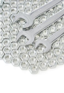 metal fındık aracı ve üzerinde beyaz izole somun anahtarları