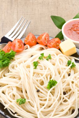 ahşap üzerine spagetti gıda ve sebze baharat