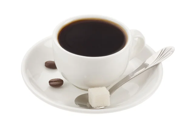Φλιτζάνι καφέ και φασόλια που απομονώνονται σε λευκό — Φωτογραφία Αρχείου