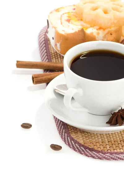 Tasse Kaffee mit Bohnen isoliert auf weiß — Stockfoto