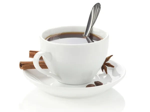 Чашка кофе с жареными бобами изолированы на белом — стоковое фото