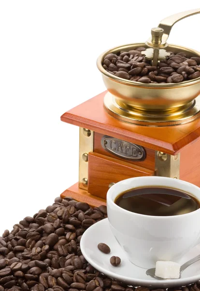 Tasse Kaffee und Mühle isoliert auf weiß — Stockfoto