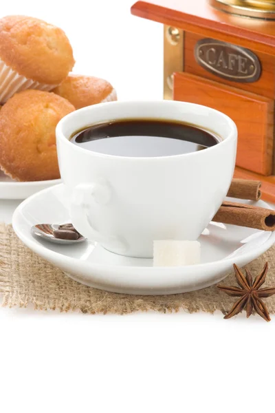 Xícara de café com grãos isolados em branco — Fotografia de Stock