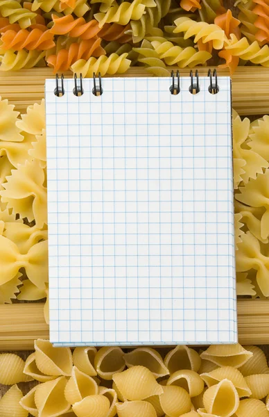 Pasta och mat ingrediens med kokbok — Stockfoto