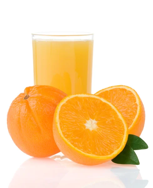 Zumo de naranja en vaso y rebanadas aisladas en blanco —  Fotos de Stock