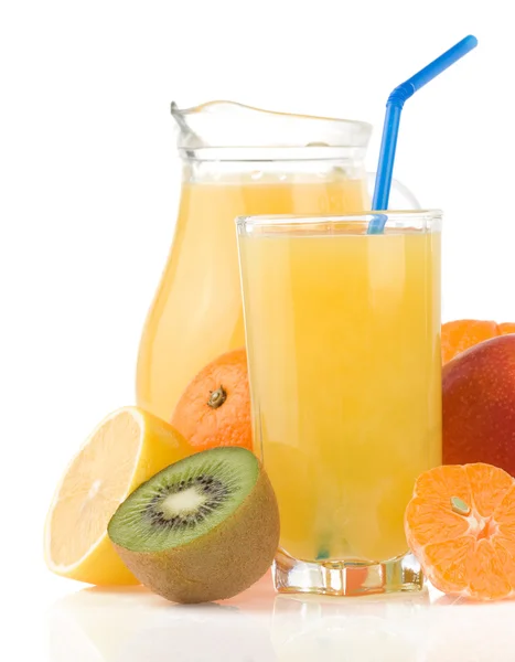 新鲜水果果汁在玻璃和孤立的切片 — 图库照片