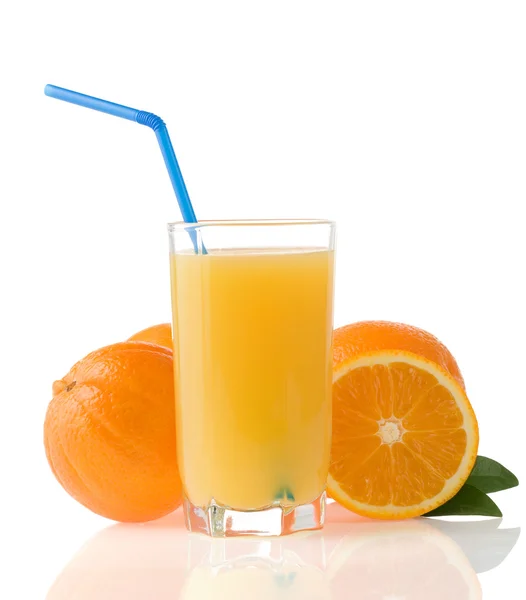 Сік і апельсини ізольовані на білому — стокове фото