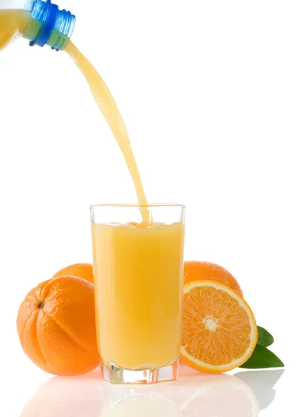 Flödande juice och orange isolerad på vit — Stockfoto