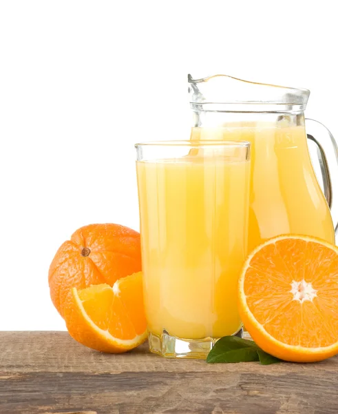 Jus d'orange in glas en segmenten geïsoleerd op wit — Stockfoto