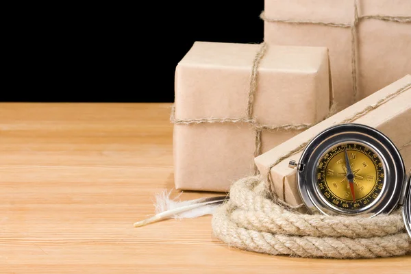 Caixa embrulhada de pacote e corda isolada em preto — Fotografia de Stock