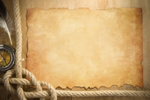 Cordas de navio e bússola em pergaminho papel velho — Fotografia de Stock