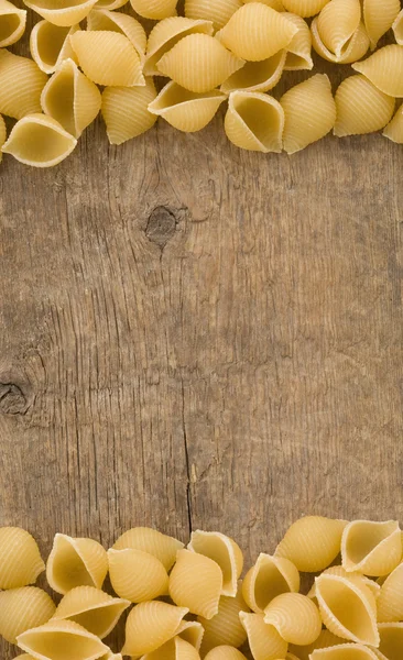 Pasta cruda sobre fondo de madera — Foto de Stock