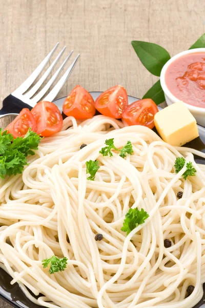 Spaghetti und Gemüse Gewürze auf Holz — Stockfoto