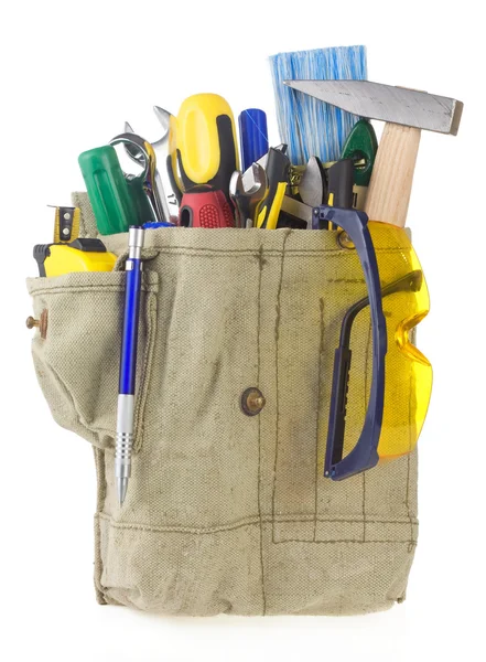 Εργαλεία στην τσάντα ζώνης που απομονώνονται σε λευκό — Φωτογραφία Αρχείου