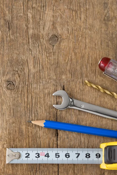 Kit verktyg på trä bakgrund — Stockfoto