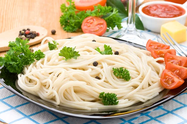Spagetti ve gıda baharat ile makarna — Stok fotoğraf