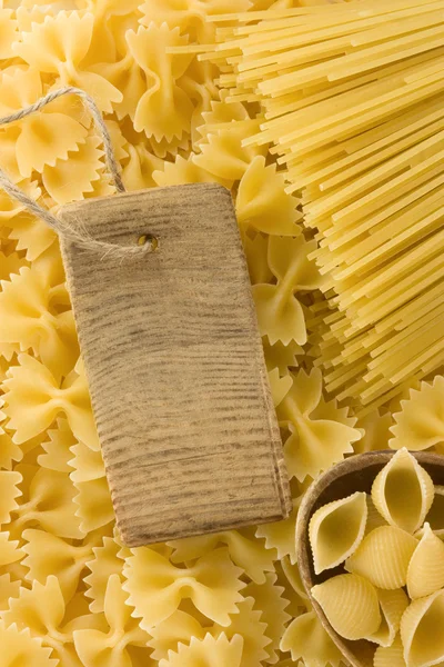 Rohe Pasta und Preisschild — Stockfoto