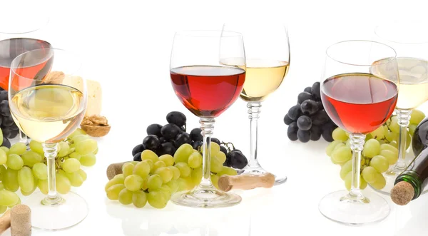 Vinho em vidro e uva isolado em branco — Fotografia de Stock