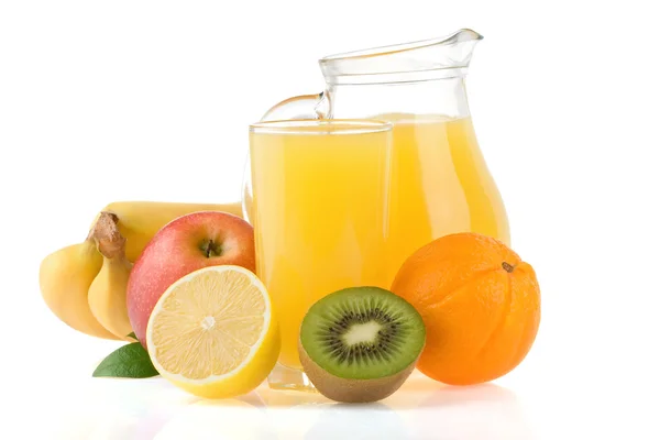 Färsk frukt juice i glas och skivor isolerad på vit — Stockfoto